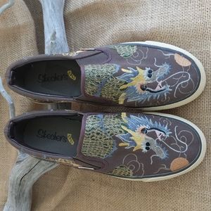 Skechers Dragon embroidered slip on